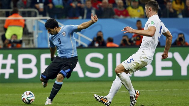 TBODOV TREFA. Uruguayec Luis Surez stl vtzn gl proti Anglii.