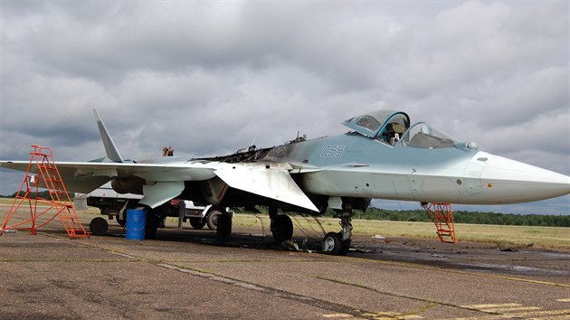 Fotografie ptho prototypu letounu Suchoj T-50 pokozenho bhem letu 10. ervna 2014