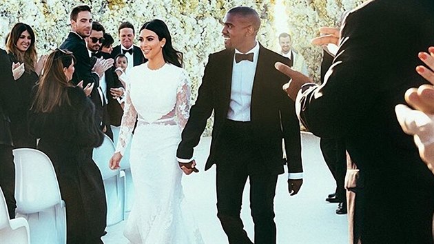 Svatba Kanyeho Westa a Kim Kardashianov. Oba mli modely znaky Givenchy.