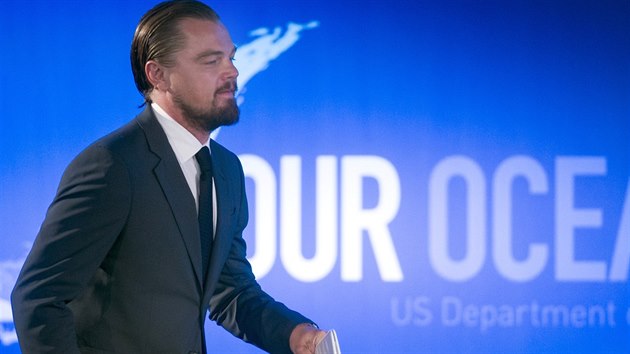 Leonardo DiCaprio piel jako enk na konferenci o ocenech ve Washingotnu a daroval na jejich zchranu miliony.