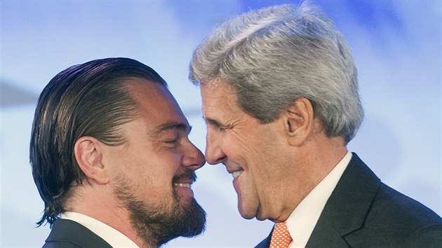 Leonardo DiCaprio a americk ministr zahrani John Kelly se na pivtanou objali.