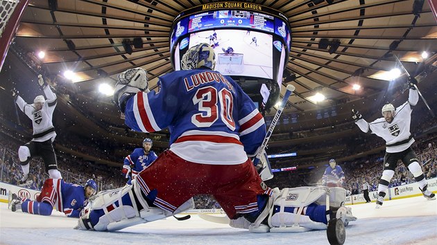 GÓL. Branká New York Rangers Henrik Lundqvist práv kapituloval, hokejisté Los