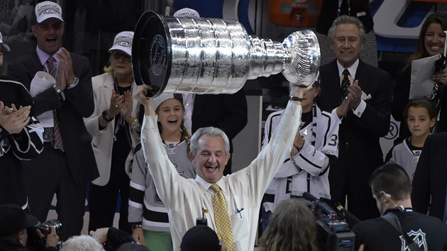 STRJCE SPCHU. Trenr Los Angeles Darryl Sutter s trofej pro vtze Stanley Cupu. 