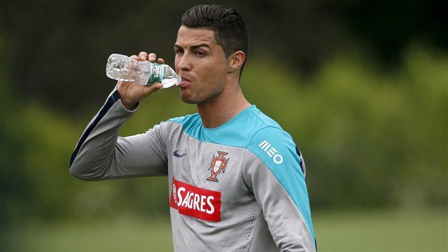Portugalsk tonk Cristiano Ronaldo se oberstvuje bhem trninku.