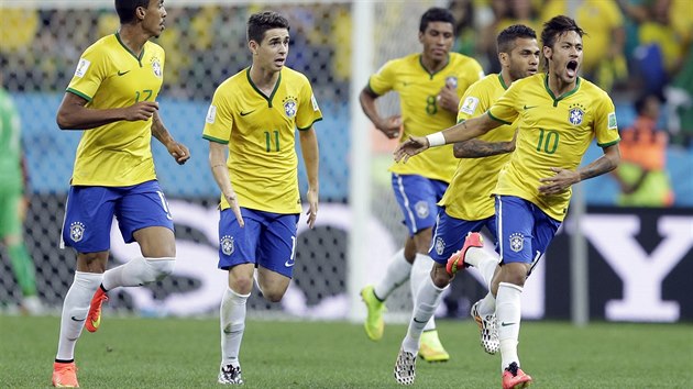 VYROVNAL. Brazilský útoník Neymar (10) se raduje z vyrovnávacího gólu proti...