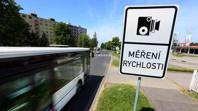 Sokolov u osadil znaky, kter idie upozoruj na men rychlosti radarem. Tato je v Zvodn ulici.