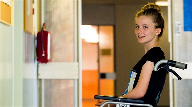 Osmnctilet studentka Ivana Trummov z Hradce Krlov pila o nohu, kdy spadla pod vlak. Ptel pro ni zaloili sbrku Stevek pro Ivu.
