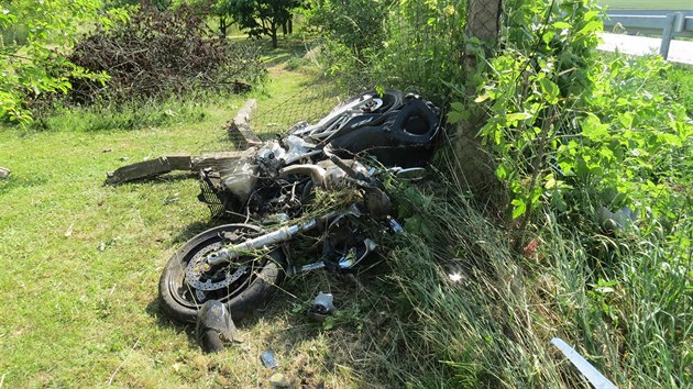 Motorke pevezl z msta nehody vrtulnk do olomouck nemocnice.