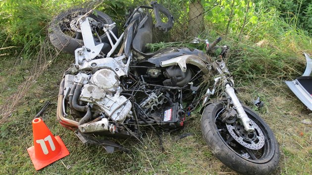 Motorke pevezl z msta nehody vrtulnk do olomouck nemocnice.