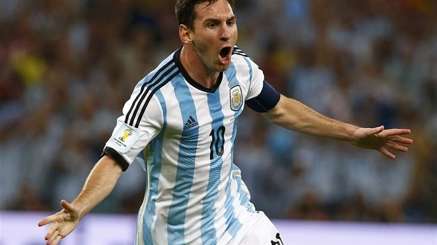 Argentinec Lionel Messi slav svj gl v utkn proti Bosn, jm zvil skre na 2:0.