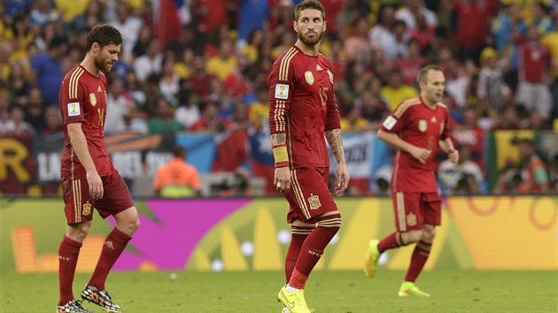 JE TO BDA. Reakce panlskch fotbalist (zleva Xabi Alonso, Sergio Ramos a Andres Iniesta) na vvoj utkn s Chile.