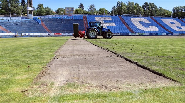 Na Bazalech panuje v tchto dnech il ruch. Rekonstrukce trvnku i dal pravy stadionu jsou v plnm proudu.