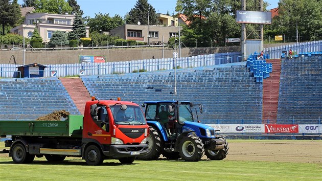 Na Bazalech panuje v tchto dnech il ruch. Rekonstrukce trvnku i dal pravy stadionu jsou v plnm proudu.