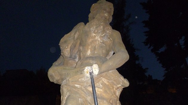Vandalov poniili barokn sochu Neptuna kdy j vytrhli trojzubec i s kusem ruky a nedaleko od msta ho pohodili.