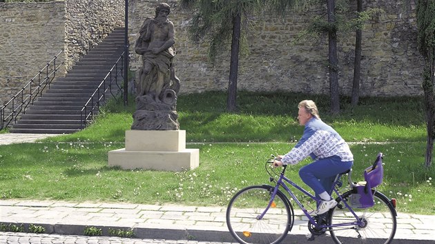 Barokn socha Neptuna stojc u perovskch hradeb, kterou v poslednch letech opakovan poniili vandalov. Ve vtin ppad z n vytrhli trojzubec.