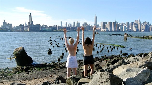 Trojice britskch studentek se fot na rznch mstech svta "nahoe bez" a zezadu - na fotce v New Yorku.