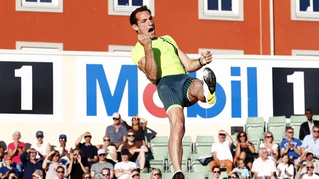 Francouzsk tyka Renaud Lavillenie se raduje z spnho pokusu na Diamantov lize v Oslu. 