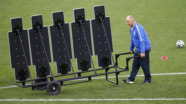 PIVEZTE ZE. Trenr Luiz Felipe Scolari piv ze, pes kterou budou jeho svenci trnovat trestn kopy.