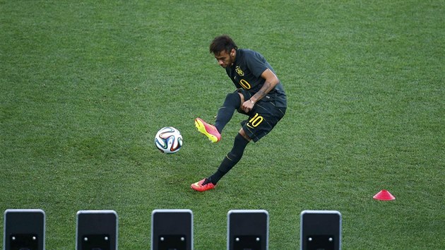 DOBE, HOCHU. Brazilsk trenr Luiz Felipe Scolari sleduje Neymara, kterak zahrv pm voln kop.