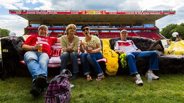 Fanouci si na stadion Unionu Berln pinesli vlastn pohovku a z n sleduj mistrovstv svta na velkoplon obrazovce. 