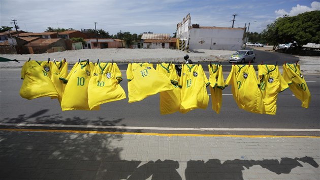 DRESY NA PRODEJ. Po cest na stadion ve Fortaleze vlají ve vtru brazilské...
