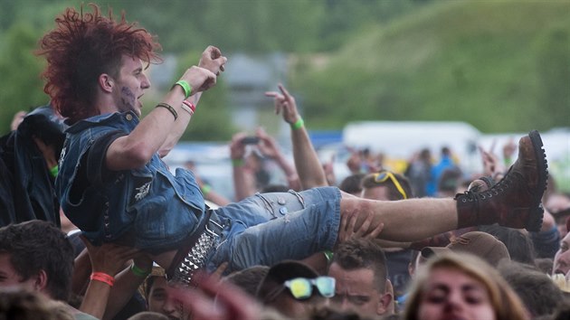 Zahjen hudebnho festivalu Votvrk 13. ervna v Milovicch na Nymbursku. Divci pi vystoupen skupiny Visac zmek.