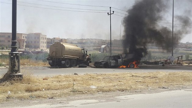 Hoc vozy, kter pat irckm ozbrojenm slokm (Mosul, 10. ervna 2014).
