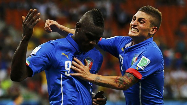 JSI PAK! Ital Verratti gratuluje ke glu Mariovi Balotellimu (vlevo).