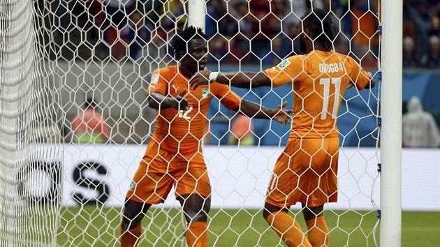 VYROVNNO. Wilfried Bony z Pobe slonoviny se raduje z glu proti Japonsku, gratuluje mu Didier Drogba (vpravo).