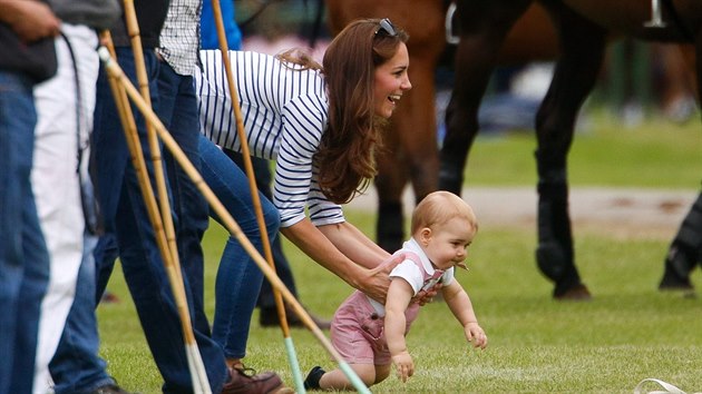 Princ George je velk neposeda a Kate mla problm ho uhldat (Cirencester, 15. ervna 2014).