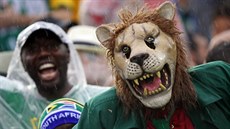 Fanouci si na zápas mezi Mexikem a Kamerunem oblékli rznorodé masky