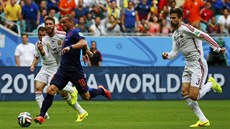 Nizozemský útoník Wesley Sneijder se dostal v úvodu utkání se panlskem do...