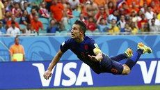 Nizozemský útoník Robin van Persie práv geniální hlavikou vyrovnává v utkání...