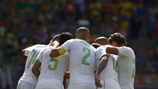 Fotbalisté Alírska se hecují tsn ped zápasem s Belgií