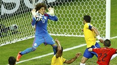 Mexický branká Guillermo Ochoa byl k nepekonání. Tady na nj nevyzrál...