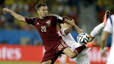 Ruský fotbalista Viktor Fajzulin se snaí efektivn vyeit sloitou situace.