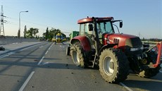 Poničené kolo traktoru svědčí o síle nárazu. Poničené kolo traktoru svědčí o síle nárazu.