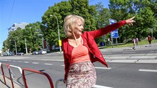 Veronika Žilková ukazuje při návštěvě Ostravy místo, kde žila její babička. Veronika Žilková ukazuje při návštěvě Ostravy místo, kde žila její babička.