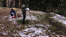 Ochránci přírody při šetření nálezu zvířat otrávených nebezpečným jedem. Ochránci přírody při šetření nálezu zvířat otrávených nebezpečným jedem.