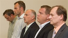 Zleva dva manažeři společnosti Silnice LK, dále bývalí radní Bursa, Petráček a... Zleva dva manažeři společnosti Silnice LK, dále bývalí radní Bursa, Petráček a...