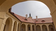 Zámek v Roztokách u Prahy se veřejnosti otevřel po 12 letech. V roce 2002 ho... Zámek v Roztokách u Prahy se veřejnosti otevřel po 12 letech. V roce 2002 ho...