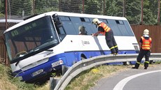 Autobus se v levotoivé zatáce u oderského koupalit dostal mimo silnici....