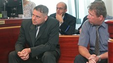 Dva z obžalovaných dozorců. Vlevo Pavel Nadkanský, který se přiznal a celý... Dva z obžalovaných dozorců. Vlevo Pavel Nadkanský, který se přiznal a celý...