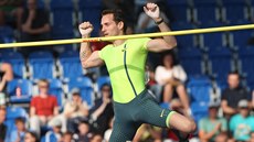 Francouzský tyčkař Renaud Lavillenie překonává na Zlaté tretře výšku 580... Francouzský tyčkař Renaud Lavillenie překonává na Zlaté tretře výšku 580...