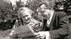 Klement Gottwald coby pedseda vlády (1947). S manelkou tou noviny na zahrad...