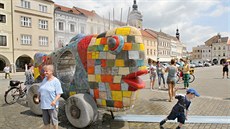 Pestrobarevná ryba Alexandry Koláčkové osvěží v parných dnech, protože trysky... Pestrobarevná ryba Alexandry Koláčkové osvěží v parných dnech, protože trysky...