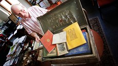 Jiří Beran, historik sokolovského muzea, ukazuje nalezenou bednu a její obsah. Jiří Beran, historik sokolovského muzea, ukazuje nalezenou bednu a její obsah.
