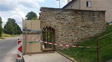 Pobořenou historickou bránu obec Nahořany dočasně zajistila deskami. (16. 6.... Pobořenou historickou bránu obec Nahořany dočasně zajistila deskami. (16. 6....