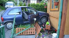 Jednašedesátiletá řidička prorazila plot a nabourala s opelem do dřevěné... Jednašedesátiletá řidička prorazila plot a nabourala s opelem do dřevěné...