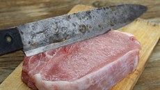 Na mírně zrezivělý nůž stačí vzít cibuli. Malou vrstvu rzi by měla bez problémů... Na mírně zrezivělý nůž stačí vzít cibuli. Malou vrstvu rzi by měla bez problémů...